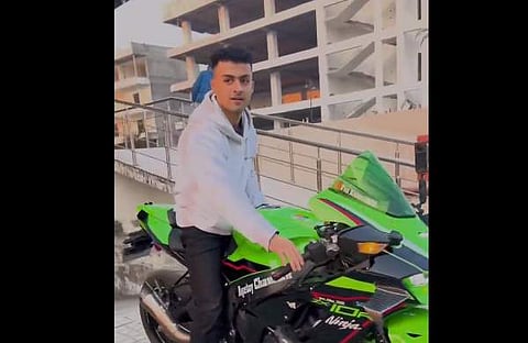 അഗസ്ത്യാ ചൗഹാന്‍, വീഡിയോ സ്ക്രീൻഷോട്ട്