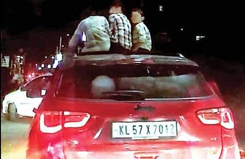 കാറിന്റെ സൺറൂഫിൽ കുട്ടികളെ ഇരുത്തി ഡ്രൈവിങ്/ ചിത്രം ടെലിവിഷൻ സ്ക്രീൻഷോട്ട്