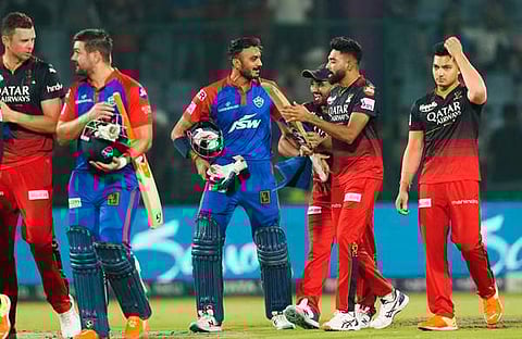 ബാം​ഗ്ലൂർ, ഡൽഹി താരങ്ങൾ മത്സരത്തിനിടെ/ ചിത്രം: പിടിഐ