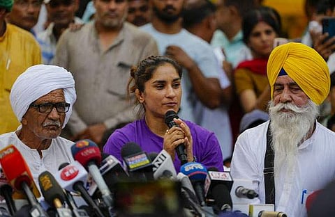 ഖാപ്പ് കര്‍ഷകനേതാക്കള്‍ക്കൊപ്പം മാധ്യമങ്ങളെ കാണുന്ന ഗുസ്തി താരങ്ങള്‍/ പിടിഐ