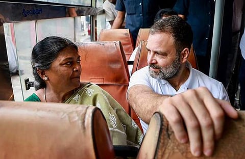 രാഹുല്‍ ഗാന്ധി ബിഎംടിസി ബസില്‍ യാത്രക്കാരോട് വോട്ടഭ്യര്‍ഥിക്കുന്നു/ പിടിഐ