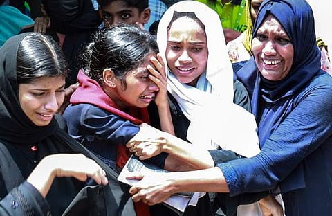 മൃതദേഹം വീട്ടിലെത്തിച്ചപ്പോൾ പൊട്ടിക്കരയുന്ന ബന്ധുക്കൾ/ പിടിഐ