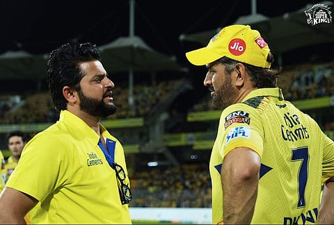 ധോനിയും റെയ്നയും സംഭാഷണത്തിൽ/ ട്വിറ്റർ