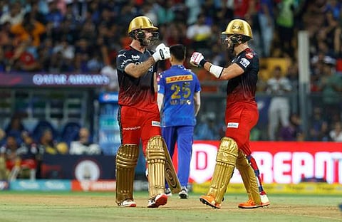 മാക്‌സ് വെല്ലും ഡുപ്ലെസിയും ബാറ്റിങ്ങിനിടെ