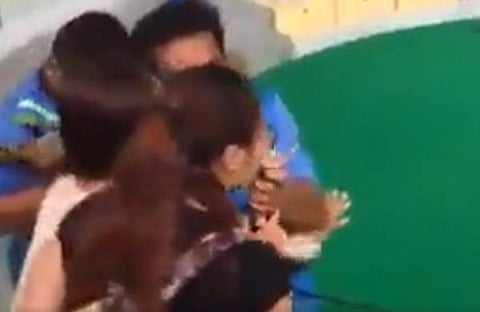 പാമ്പിനെ ചുംബിക്കാന്‍ ശ്രമിക്കുന്ന യുവതിയുടെ ദൃശ്യം