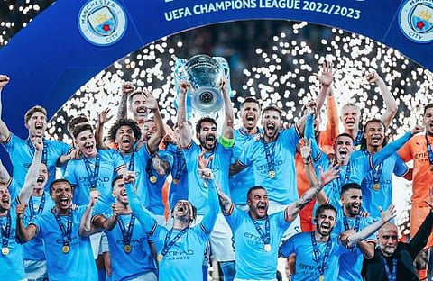 കിരീടവുമായി മാഞ്ചസ്റ്റർ സിറ്റി താരങ്ങൾ/ ട്വിറ്റർ