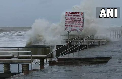ചുഴലിക്കാറ്റിന്റെ സ്വാധീനഫലമായി ഗുജറാത്ത് തീരത്തേയ്ക്ക് തിരമാല അടിക്കുന്ന ദൃശ്യം, എഎന്‍ഐ