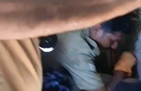 ക്ലോസറ്റിൽ അകപ്പെട്ട യുവതിയുടെ കാൽ പുറത്തേയ്ക്ക് എടുക്കുന്ന അ​ഗ്നിരക്ഷാസേനയുടെ ദൃശ്യം, സ്ക്രീൻഷോട്ട്