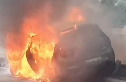 പാലത്തിലിടിച്ച് കാര്‍ കത്തിനശിച്ച നിലയില്‍, വീഡിയോ സ്‌ക്രീന്‍ഷോട്ട്‌