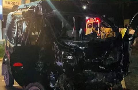 അപകടത്തിൽ തകർന്ന ഓട്ടോറിക്ഷ/ ടിവി ദൃശ്യം