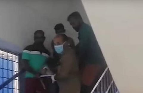 മൃതദേഹം ചുമന്ന് ഇറക്കുന്നതിന്റെ വീഡിയോ ദൃശ്യം