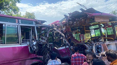 ഷൊര്‍ണൂരില്‍ അപകടത്തില്‍പ്പെട്ട ബസ്സുകള്‍