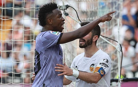 വംശീയമായി അധിക്ഷേപിച്ചതിന് കാണികൾക്കു നേരെ വിരലുയർത്തി പ്രതിഷേധിക്കുന്ന വിനിഷ്യസ്/ എഎഫ്പി