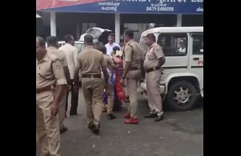 വധുവിനെ പൊലീസ് ബലമായി പിടിച്ചുകൊണ്ടുപോകുന്നു/ വീഡിയോ ദൃശ്യത്തില്‍ നിന്ന്‌