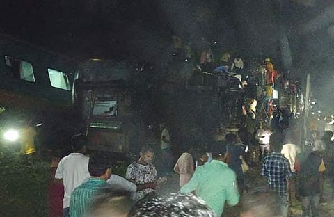 അപകടത്തില്‍പ്പെട്ട ട്രെയിനില്‍ രക്ഷാപ്രവര്‍ത്തനം നടത്തുന്നു/ പിടിഐ