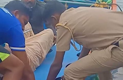 മത്സ്യത്തൊഴിലാളിയെ രക്ഷിക്കുന്ന തീരദേശ പൊലീസിന്റെ ദൃശ്യം