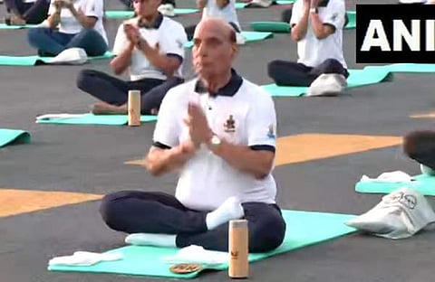 കൊച്ചിയില്‍ യോഗാദിനാചരണ പരിപാടിക്ക് രാജ്‌നാഥ് സിങ് നേതൃത്വം നല്‍കിയപ്പോള്‍, എഎന്‍ഐ