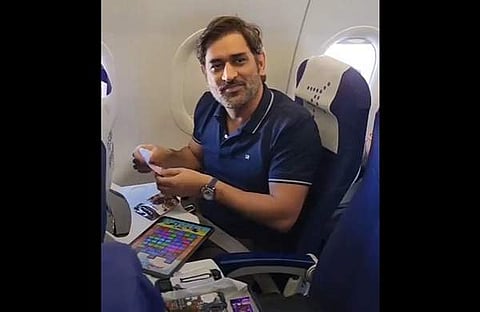 ധോനി കാന്‍ഡി ക്രഷ് കളിക്കുന്ന വീഡിയോ ദൃശ്യം