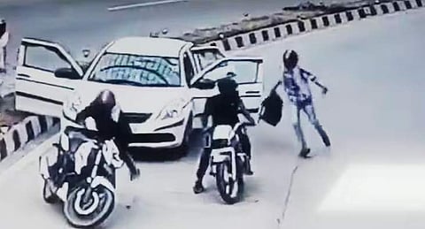 മോഷണത്തിന്റെ സിസിടിവി വീഡിയോ സ്‌ക്രീന്‍ഷോട്ട്