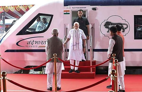 റാണി കമലാപതി റെയില്‍വേ സ്റ്റേഷനില്‍ വന്ദേഭാരത് ട്രെയിനുകളുടെ ഫ്‌ലാഗ് ഓഫ് ചെയ്യുന്നു/ പിടിഐ