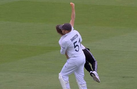 പ്രതിഷേധക്കാരനെ തൂക്കിയെടുത്ത് കൊണ്ടുപോകുന്ന ഇംഗ്ലീഷ് താരം ബെയര്‍സ്‌റ്റോ