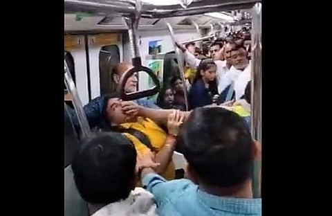 മെട്രോ യാത്രക്കിടെ രണ്ടുപേര്‍ തമ്മില്‍ തല്ലുന്നതിന്റെ വീഡിയോ ദൃശ്യം