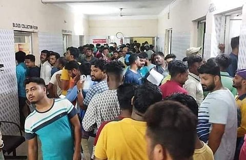 രക്തം നൽകാൻ ആശുപത്രിയിൽ തടിച്ചുകൂടിയ ആളുകൾ/ ചിത്രം: എഎൻഐ