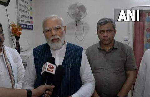 ഒഡീഷയിലെ ആശുപത്രിയിലെത്തിയ പ്രധാനമന്ത്രി ദൂരദര്‍ശന്‍ പ്രതിനിധിയോട് സംസാരിക്കുന്നു