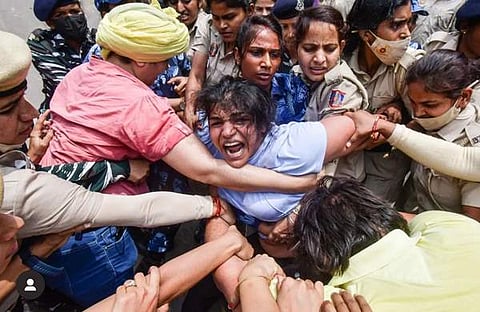സമരത്തിനിടെ സാക്ഷിമാലിക്കിനെ പൊലീസ് ബലം പ്രയോഗിച്ചുനീക്കുന്നു/ ഫയല്‍ ചിത്രം