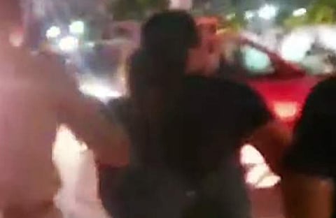 ബൈക്ക് ഇടിച്ചുവീഴ്ത്തി പരാക്രമം കാണിച്ച യുവാവിനെ പൊലീസ് കസ്റ്റഡിയിലെടുക്കുന്ന ദൃശ്യം