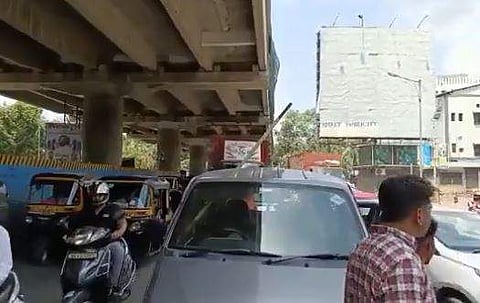 ഇരുമ്പുവടി കാറിന്റെ റൂഫ് തുളച്ചുകയറിയ നിലയിൽ