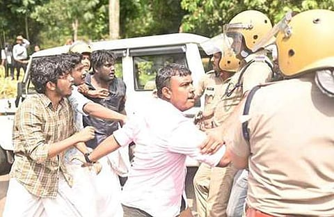 അമൽ ജ്യോതി ‌കോളജിന് മുന്നിൽ വിദ്യാർത്ഥി സംഘടനകളുടെ പ്രതിഷേധം/ എക്സ്പ്രസ് ചിത്രം