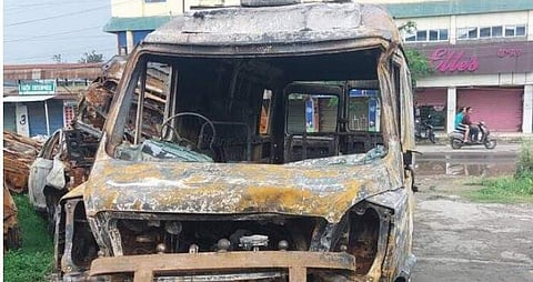 അക്രമികള്‍ കത്തിച്ച ആംബുലന്‍സ്‌