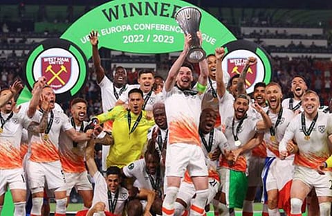 വെസ്റ്റ് ഹാം യുണൈറ്റഡ് ടീം ട്രോഫിയുമായി/ എഎൻഐ