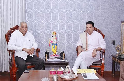 ഹരിയാനയിലെ സ്വതന്ത്ര എംഎല്‍എയുമായി ബിപ്ലബ് ദേബ് കൂടിക്കാഴ്ച നടത്തുന്നു/ എഎന്‍ഐ