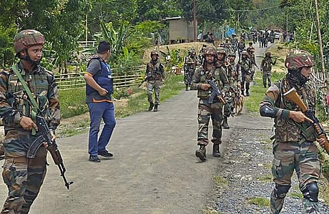 സുരക്ഷാ ഉദ്യോ​ഗസ്ഥർ പരിശോധന നടത്തുന്നു/ ചിത്രം; പിടിഐ