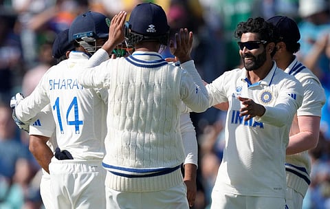 സ്മിത്തിന്റെ പുറത്താകൽ ആഘോഷിക്കുന്ന ഇന്ത്യൻ‌ ടീം/ പിടിഐ