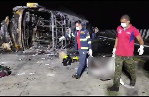 ബസ് അപകടത്തിൽ മരിച്ചവരുടെ മൃതദേഹം രക്ഷാപ്രവർത്തകർ നീക്കുന്നു/ ചിത്രം; പിടിഐ