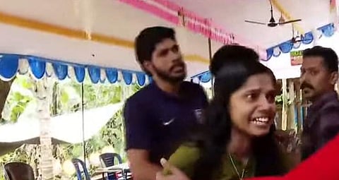 പ്രതികളെ എത്തിച്ചപ്പോള്‍ രാജുവിന്റെ വീട്ടിലെ പ്രതിഷേധം/ വീഡിയോ സ്‌ക്രീന്‍ഷോട്ട്