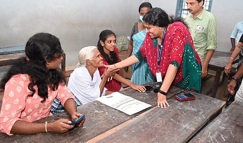 കുട്ടനാട് താലൂക്കിലെ ചമ്പക്കുളം സെൻറ് മേരീസ് എച്ച്എസ്എസിലെ ദുരിതാശ്വാസ ക്യാമ്പ് സന്ദർശിക്കുന്ന ആലപ്പുഴ ജില്ലാ കലക്ടർ/ ഫെയ്സ്ബുക്ക്