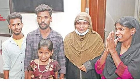 കുടുംബത്തിനൊപ്പം ആസിയ