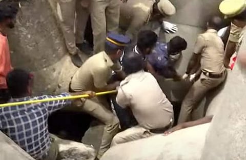 പുലിമുട്ടില്‍ കുടുങ്ങിയവരെ പുറത്തെടുക്കാനുള്ള ശ്രമം/ സ്‌ക്രീന്‍ ഷോട്ട്‌