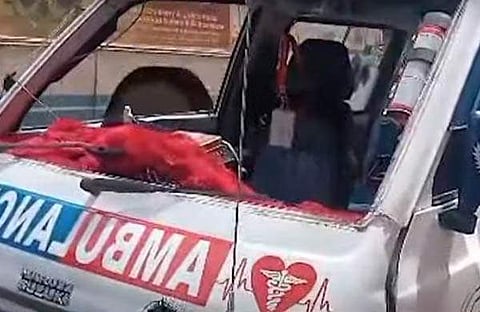 മന്ത്രിയുടെ വാഹനം ഇടിച്ചുതകര്‍ന്ന ആംബുലന്‍സ്‌