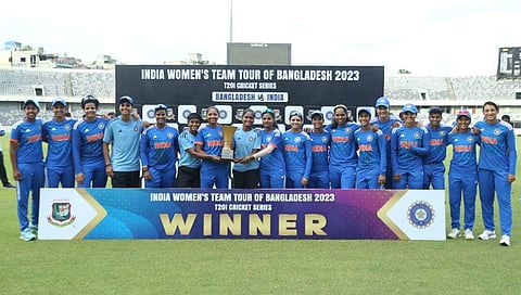 ബം​ഗ്ലാദേശിനെതിരായ ടി20 പരമ്പര സ്വന്തമാക്കിയ ഇന്ത്യൻ വനിതാ ടീം/ ട്വിറ്റർ