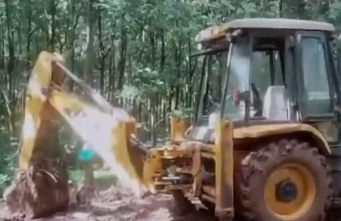 ആനയുടെ ജഡം ജെസിബി ഉപയോഗിച്ച് പുറത്തെടുക്കുന്ന ദൃശ്യം, സ്‌ക്രീന്‍ഷോട്ട്