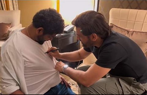 ധോനിയുടെ ഓട്ടോ​ഗ്രാഫ് വാങ്ങുന്ന വിഘ്‌നേഷ്/ ഇൻസ്റ്റ​ഗ്രാം