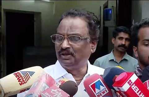 എകെ ബാലന്‍ മാധ്യമങ്ങളോടു സംസാരിക്കുന്നു/ടിവി ദൃശ്യം