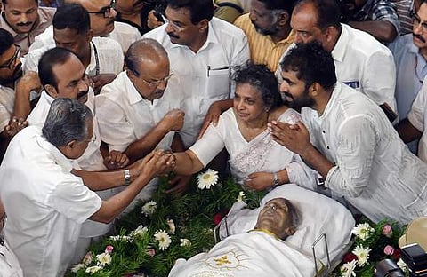 ഉമ്മന്‍ചാണ്ടിക്ക് അന്തിമോപചാരം അര്‍പ്പിക്കാനായി മുഖ്യമന്ത്രി എത്തിയപ്പോള്‍/പിടിഐ