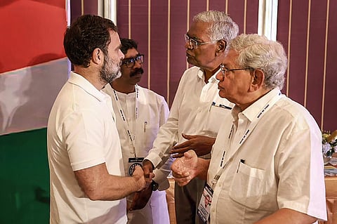 ബംഗളൂരുവിലെ പ്രതിപക്ഷ നേതാക്കളുടെ യോഗത്തില്‍ രാഹുല്‍ ഗാന്ധി, ഡി രാജ, സീതാറാം യെച്ചൂരി എന്നിവര്‍/പിടിഐ