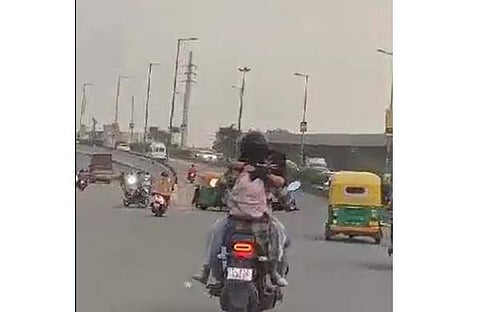 ഓടുന്ന ബൈക്കില്‍ കമിതാക്കളുടെ പ്രണയ സല്ലാപം, സ്‌ക്രീന്‍ഷോട്ട്‌